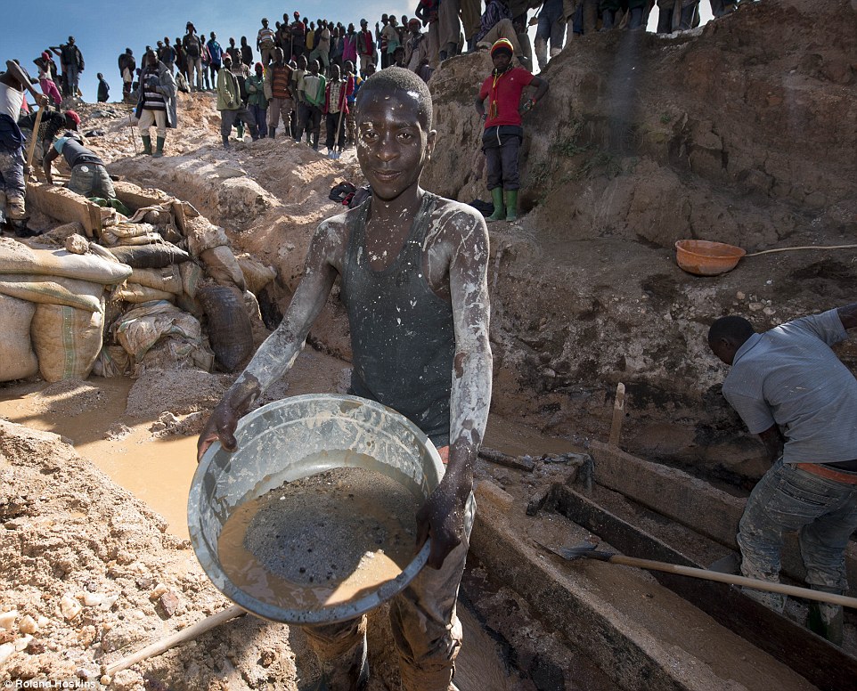 Trabalhador da mina de Luwow no Congo