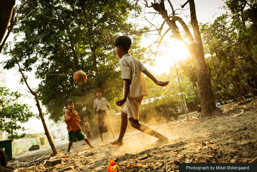 Crianças a jogar futebol em Myanmar
