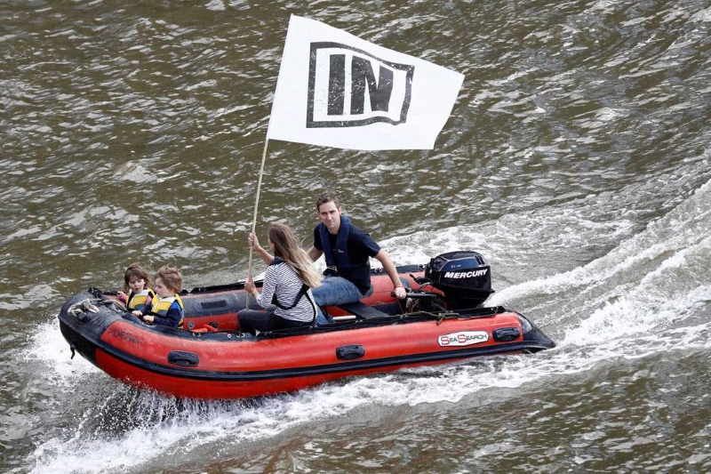 Jo Cox e a família numa campanha de barco pela permanência na UE
