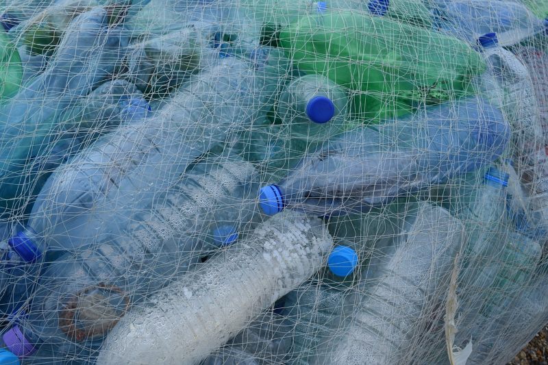 Dezenas de multinacionais assinam acordo para reduzir o uso de plástico