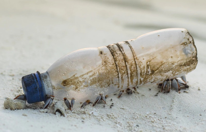 Garrafa de plástico na praia