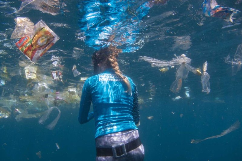 Bali proíbe os plásticos de uso único e quer cortar em 70% os plásticos marinhos