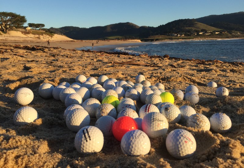 Bolas de golfe na praia