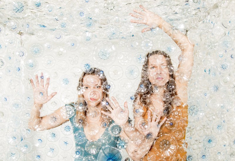 Hermanas Caronni: Duo argentino canta sobre plástico no mar em novo álbum “Santa Plástica”