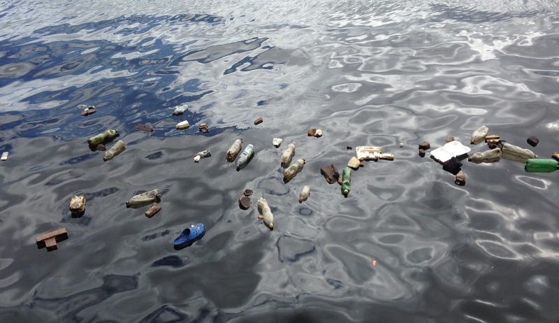 Plástico no oceano