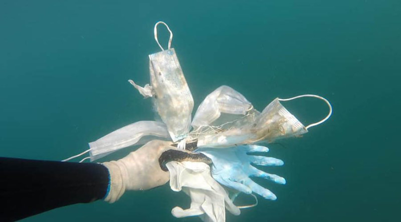 Máscaras e luvas descartáveis encontradas no fundo do mar na Riviera Francesa