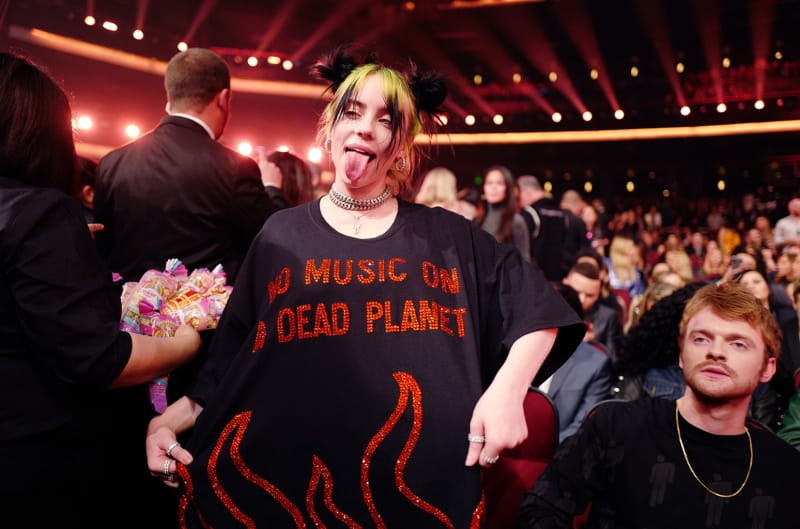 Billie Eilish com a t-shirt "No music on a dead planet"