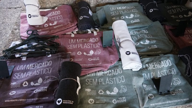 RRRCICLO cria mantas e cabides com máscaras e resíduos têxteis
