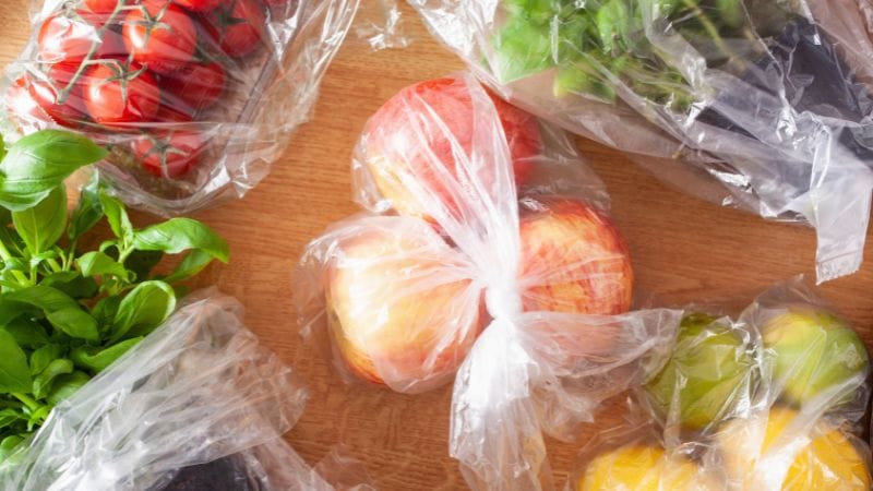 Sacos de plástico transparentes para fruta, legumes e pão vão passar a ser pagos