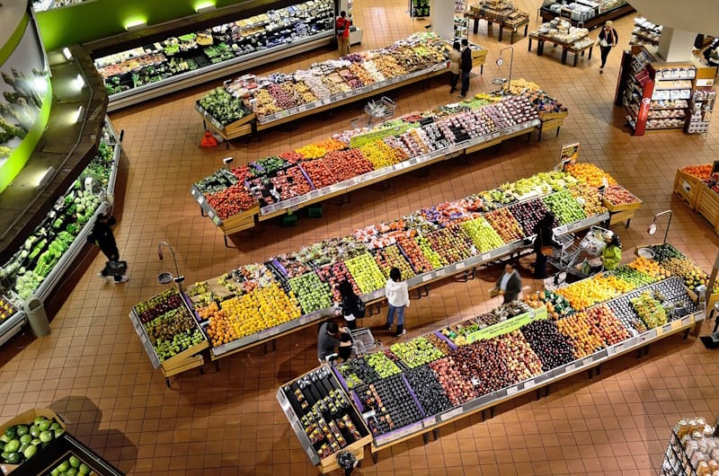 Bruxelas estuda lei para obrigar supermercados a doar a bancos alimentares